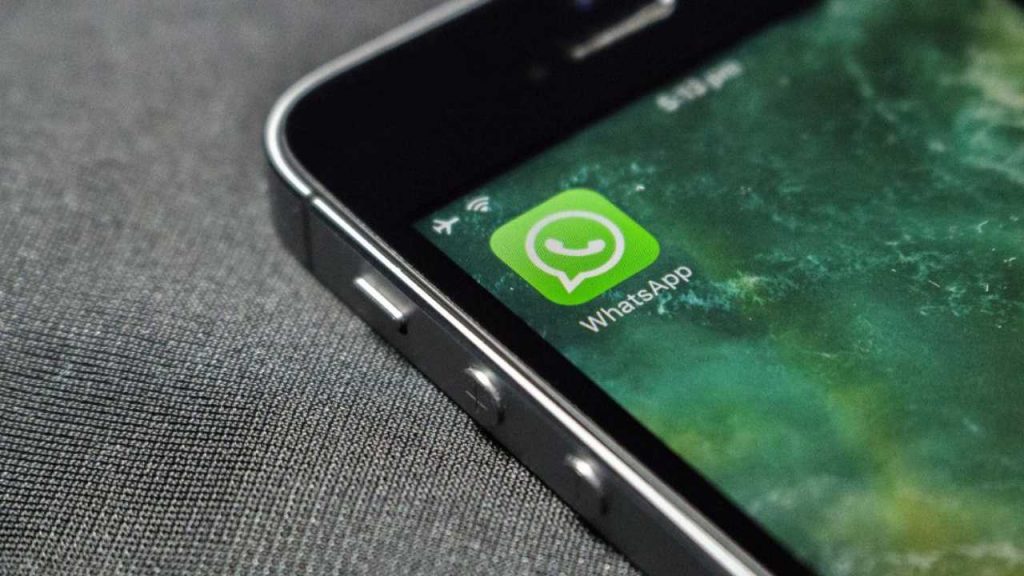 “Disattivalo subito: leggono tutte le tua chat su WhatsApp”: utenti spiati, basta un attimo e ti clonano la scheda I Allarme privacy, ma basta un clic per salvarti
