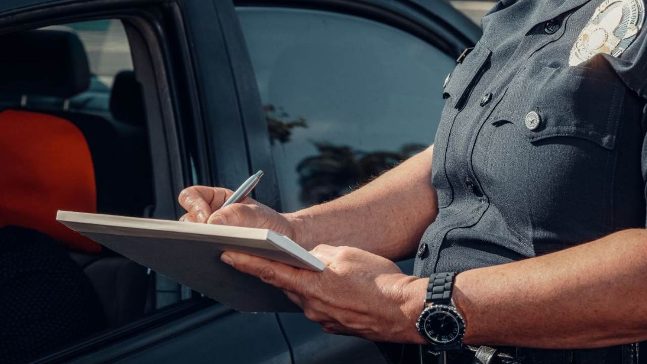 “Era solo una Tachipirina, ed era due giorni fa”: la legge Salvini è implacabile, RITIRO IMMEDIATO della PATENTE auto