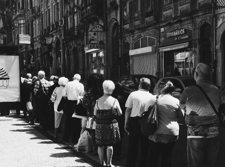 Persone in fila