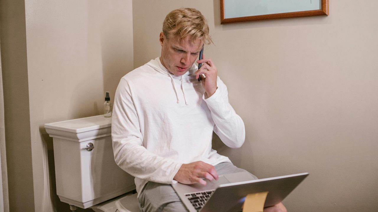 Sei costretto a lavorare anche in bagno