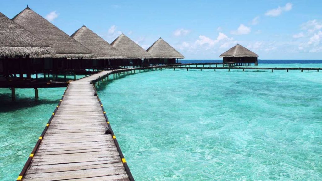 VACANZE A 10 EURO: ma quali Maldive, il paradiso ce l’hai dietro casa I Acqua cristallina, cene di pesce, ti fai 3 mesi di ferie al costo di 15 giorni