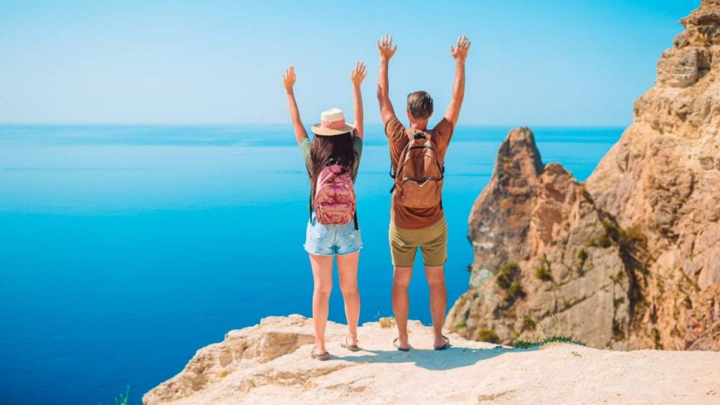 “Un intero anno in vacanza”: ufficiale dal Governo, sì all’ANNO SABBATICO: 12 mesi di paga regolare senza fare niente I Basta il codice fiscale