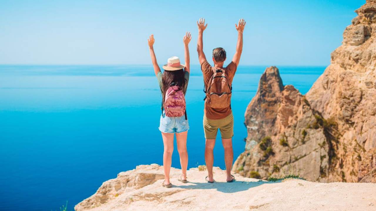 “Un intero anno in vacanza”: ufficiale dal Governo, sì all’ANNO SABBATICO: 12 mesi di paga regolare senza fare niente I Basta il codice fiscale