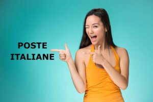 ragazza contenta indica scritta poste italiane